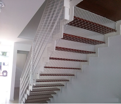 Instalação de redes de proteção em escada lateral e em piso