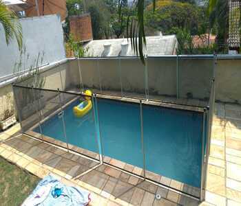 piscina protegida com cerca removível